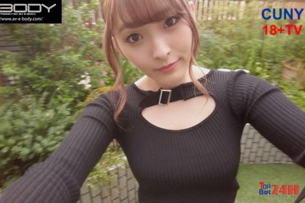 Ibuki là diễn viên sinh ra và lớn lên tại tỉnh Saitama Nhật Bản