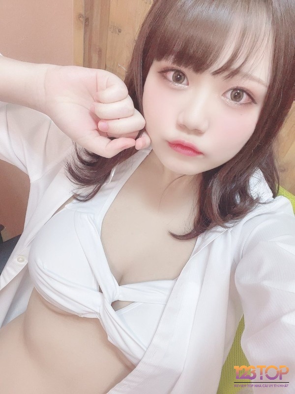 Riho là một tân binh đầy triển vọng trong ngành giải trí 18+ Nhật Bản