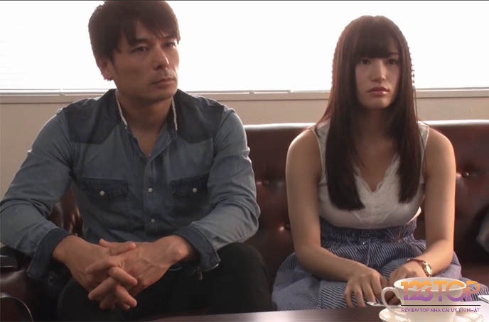 Riho là một người mẫu khỏa thân và đã ngoại tình sau lưng chồng mình