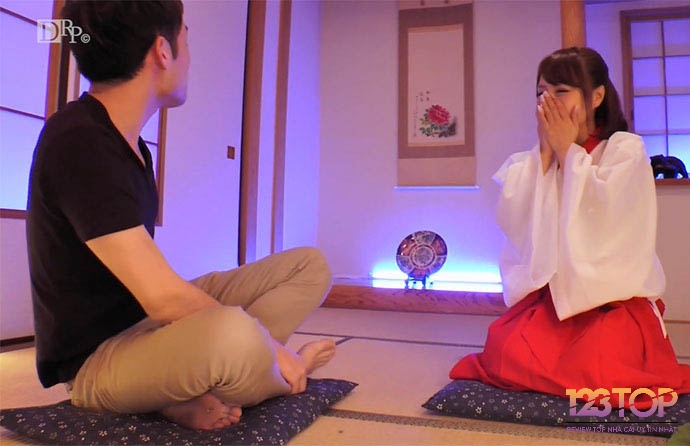 Shoko là một bà đồng trẻ tuổi và vô cùng xinh đẹp