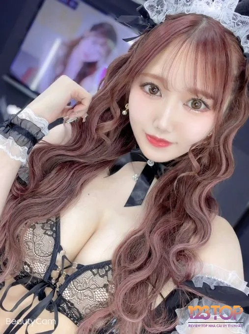 Amiri bước chân vào ngành giải trí người lớn khi chỉ mới 19 tuổi
