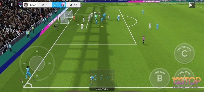 Dream League Soccer là tựa game có lối chơi nhẹ nhàng và dễ tiếp cận, thao tác với không quá nhiều kĩ năng khó.