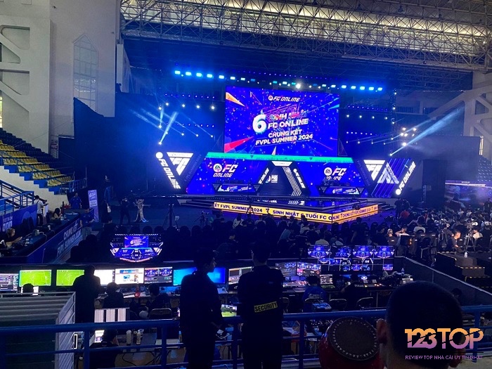 Một trận chung kết giải đấu EA Sports FC Mobile Vietnam Cup với sân khấu hoành tráng.