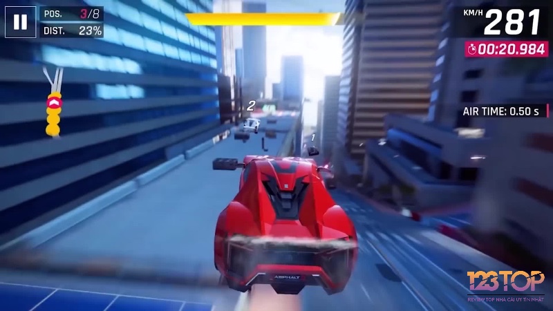 Gameplay của Asphalt 9: Legends, với siêu xe Ferrari lao qua thành phố, tựa game đua xe hot trên smart phone.