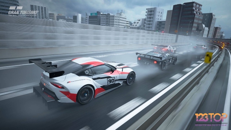 Đường đua ướt trong Gran Turismo 7, thể hiện ảnh hưởng của thời tiết đến gameplay.