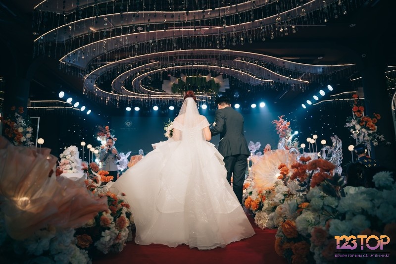 Mơ thấy lấy chồng trong lễ cưới trang trọng phản ánh mong muốn ổn định, gắn bó lâu dài với một ai đó