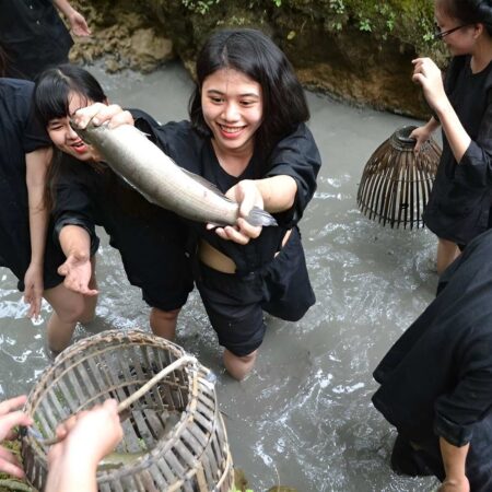 Giải mã giấc mơ thấy bắt cá là điềm gì? Số bao nhiêu?