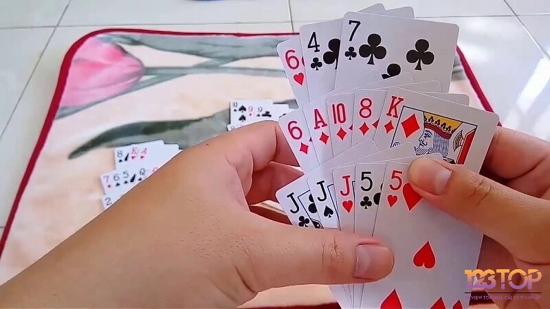Bộ bài 52 lá truyền thống – nguồn gốc của trò chơi mậu binh tại Việt Nam.