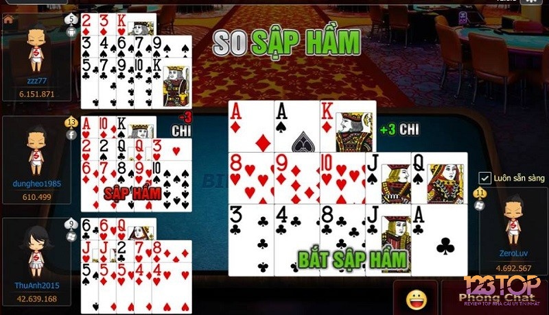 So sánh bài giữa hai người chơi trong game, thể hiện rõ từng chi thắng thua và điểm số.