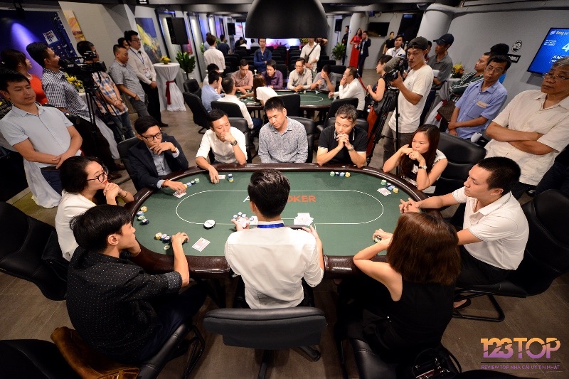 Cộng đồng người chơi poker tại Việt Nam đang ngày càng lớn mạnh, thường xuyên offline để trao đổi kinh nghiệm.