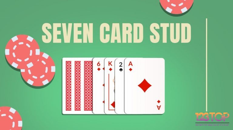 Seven Card Stud sẽ không có bài chung, người chơi phải xây dựng tay bài từ bảy lá được chia theo từng vòng