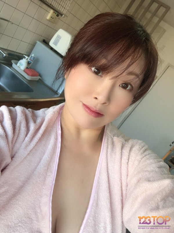 Sumire ra mắt năm 2011 và nhanh chóng trở nên nổi tiếng