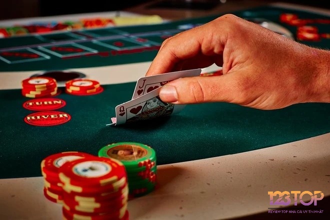 Value betting là việc đặt cược với những tay bài mạnh để extract maximum value từ những tay bài yếu hơn của đối thủ