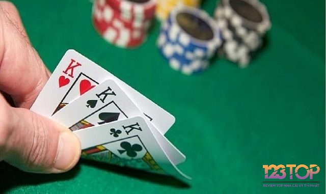 Thứ tự trong bài liêng được xây dựng dựa trên nguyên tắc từ thấp đến cao, với các loại bài được phân loại theo độ hiếm và giá trị