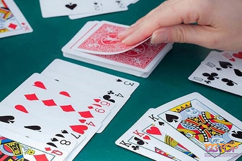 Cách so sánh chính xác thứ tự trong bài liêng đòi hỏi người chơi phải nắm vững toàn bộ hệ thống xếp hạng để áp dụng hiệu quả