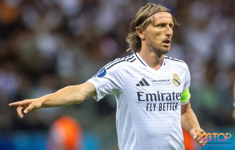 Luka Modric duy trì được phong độ đỉnh cao với khả năng chuyền bóng tuyệt vời và tầm nhìn chiến thuật xuất sắc