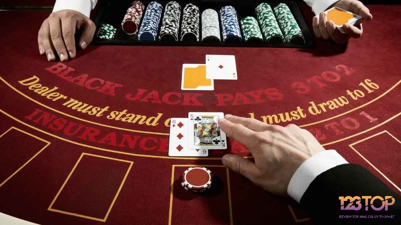 Dealer chia bài Blackjack với một lá ngửa và một lá úp.