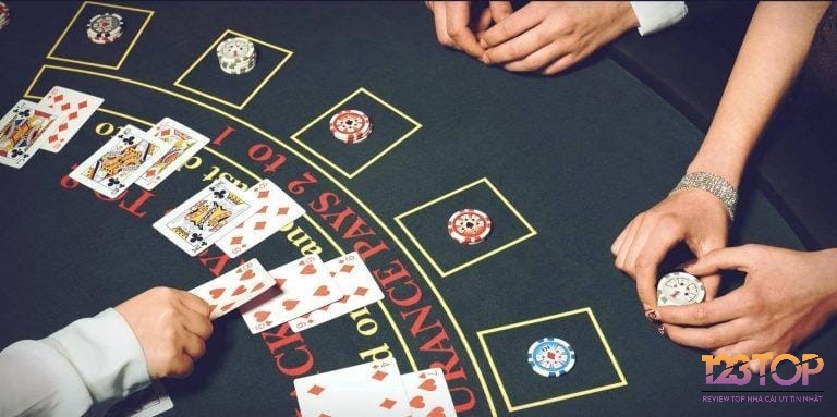 Dealer lật bài và rút thêm theo quy tắc khi có tổng điểm dưới 17.