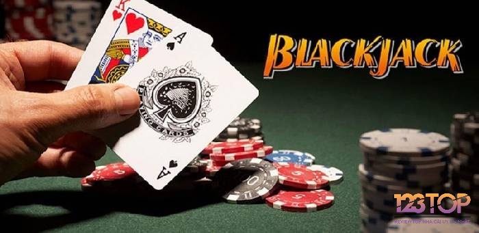 Bộ bài với lá Át và 10 điểm trong ván American Blackjack, đặc trưng với bài úp và bài ngửa của dealer.