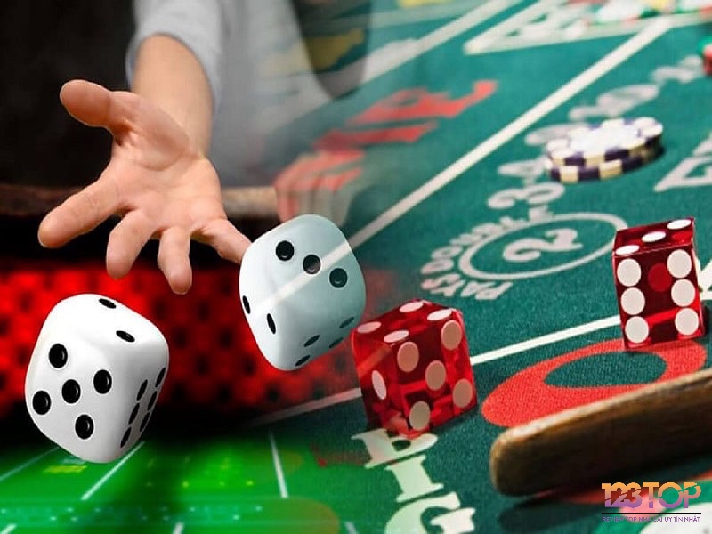 Người chơi cân nhắc giữa các phương pháp gấp thếp rủi ro cao và cược phẳng an toàn để quản lý tiền cược