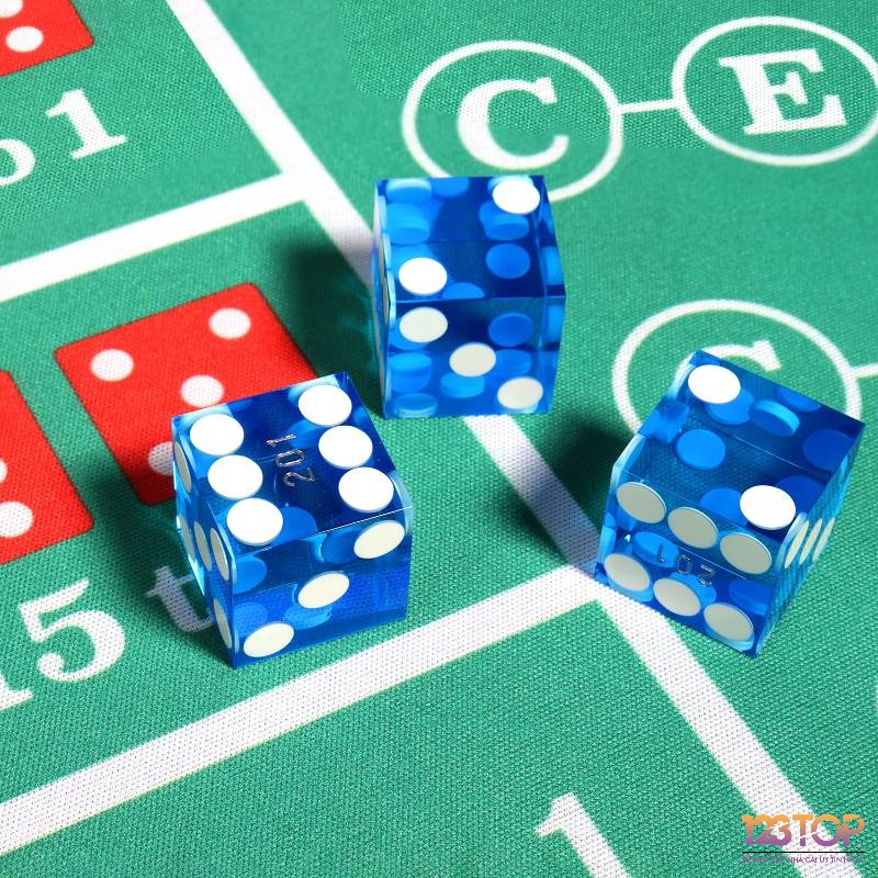 Không gian casino Las Vegas sống động với bàn chơi tài xỉu trong Vegas Dice Pro.