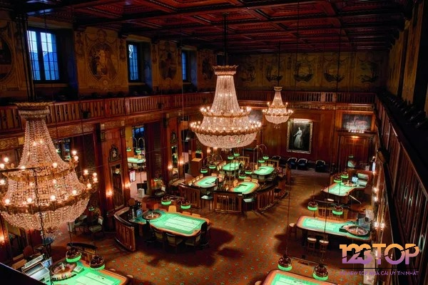 Kurhaus Casino nổi bật với vị trí ven biển Scheveningen và kiến trúc Art Nouveau