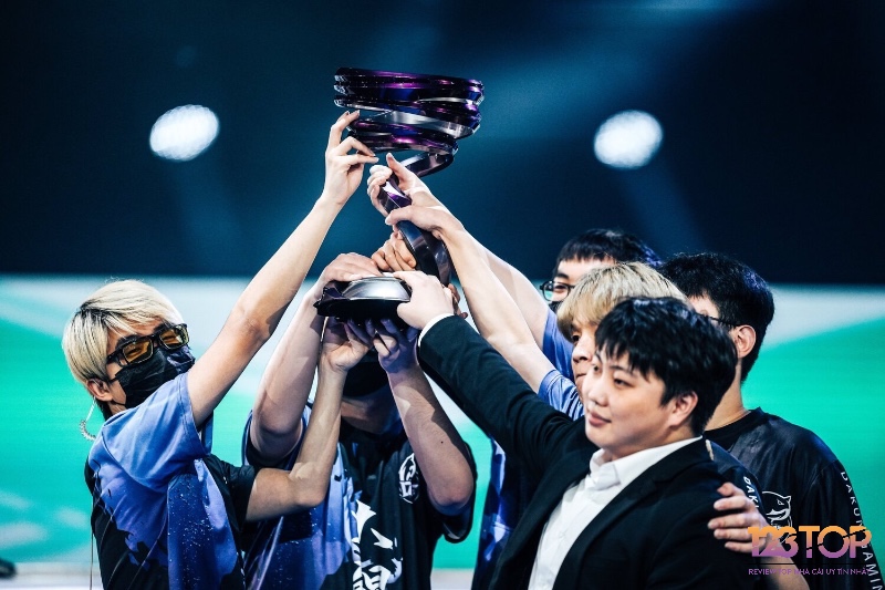 E-sports di động bùng nổ, mở ra cơ hội đặc biệt cho game thủ chuyên nghiệp.