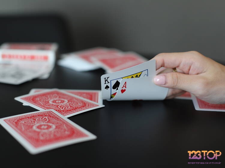 Quyết định rút hay dừng – kỹ năng đánh bài xì lát then chốt để giữ cân bằng giữa rủi ro và an toàn.