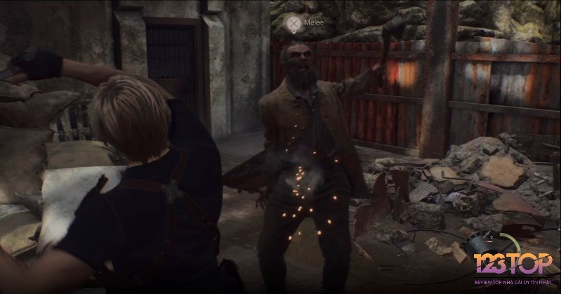 Leon thực hiện Parry và cận chiến trong game Resident Evil 4 (Remake) với lối chơi hành động chiến thuật.