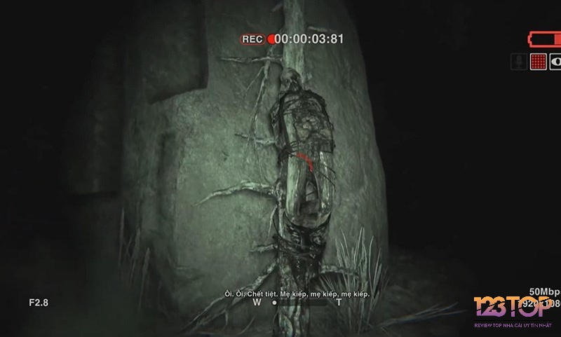 Game Outlast 2 có lối chơi tập trung vào yêu tố sinh tồn và chạy trốn với những phút giây kịch tính