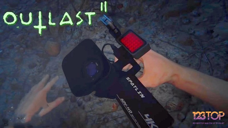 Game Outlast 2 có ít các vật phẩm nhưng lại đóng vai trò vô cùng đa dạng giúp bạn sống sót trong game