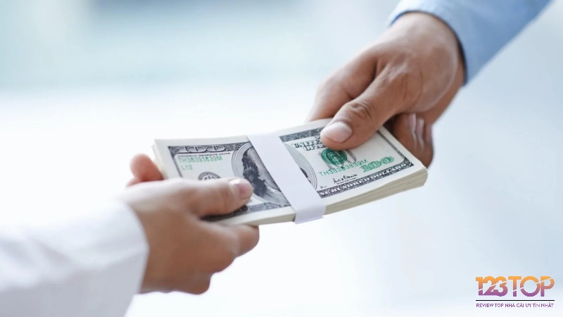 Mơ thấy nhặt được tiền nhưng trả lại cho người mất thể hiện cho sự trung thực của bạn