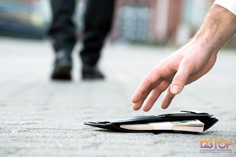 Giấc mơ thấy nhặt được tiền mang lại cho bạn nhiều con số may mắn khác nhau