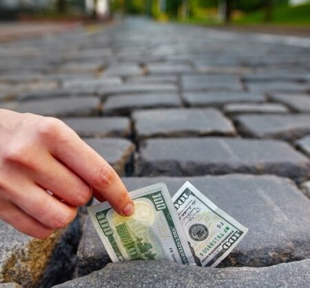 Mơ thấy nhặt được tiền đánh số mấy? Điềm báo lành hay dữ?