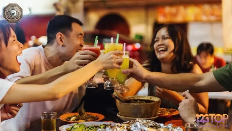 Mơ thấy ăn uống với bạn cũ là một điềm báo tốt lành đến với bạn