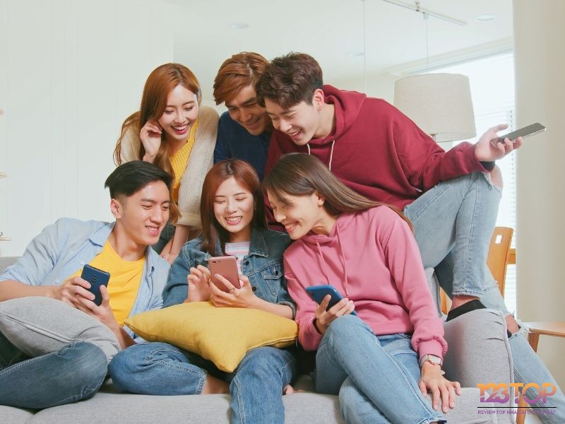 Mơ thấy cùng bạn cũ tụ họp thể hiện cho sự gắn kết về tình bạn đẹp trong quá khứ