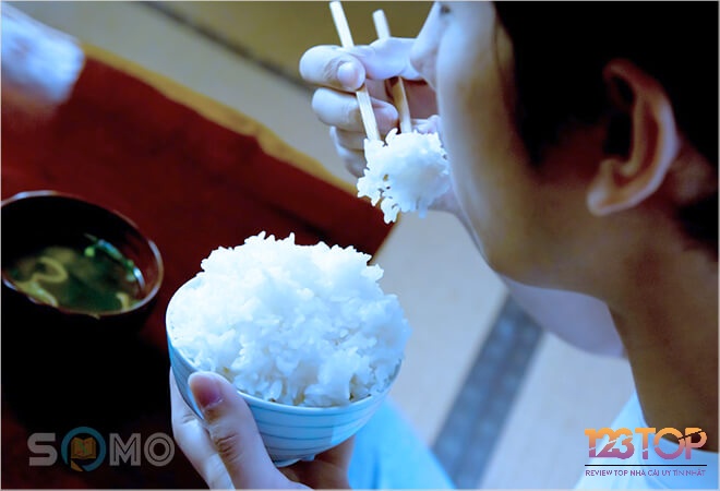 Giải mã giấc mơ thấy ăn cơm đánh con gì cùng các điềm báo liên quan