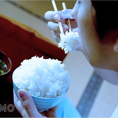 Mơ thấy ăn cơm đánh con gì? Giải mã giấc mơ chuẩn nhất