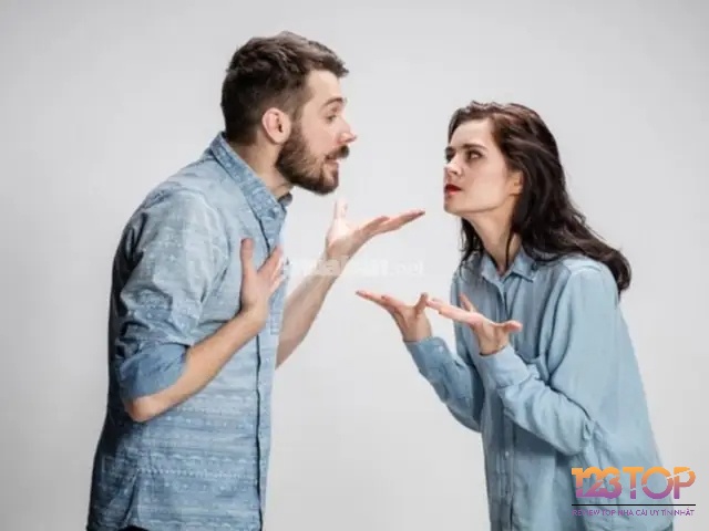 Giấc mơ thấy đang giận dữ với đồng nghiệp thể hiện cho những bất đồng và mâu thuẫn trong công việc của mình