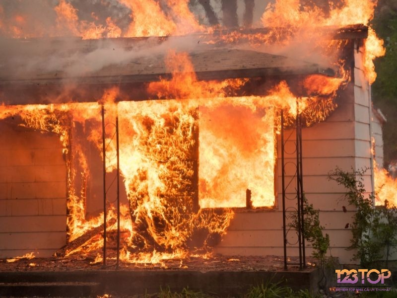 Giấc mơ thấy sét đánh cháy nhà tượng trưng cho những cảm xúc mạnh mẽ bị dồn nén trong bạn