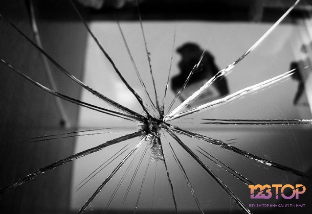 Giấc mơ thấy người khác làm vỡ gương của mình thể hiện cho hiểu lầm hay những tác động từ người khác trong cuộc sống