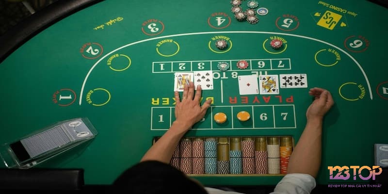 Player lưu ý chỉ rút thêm bài khi dưới 6 điểm