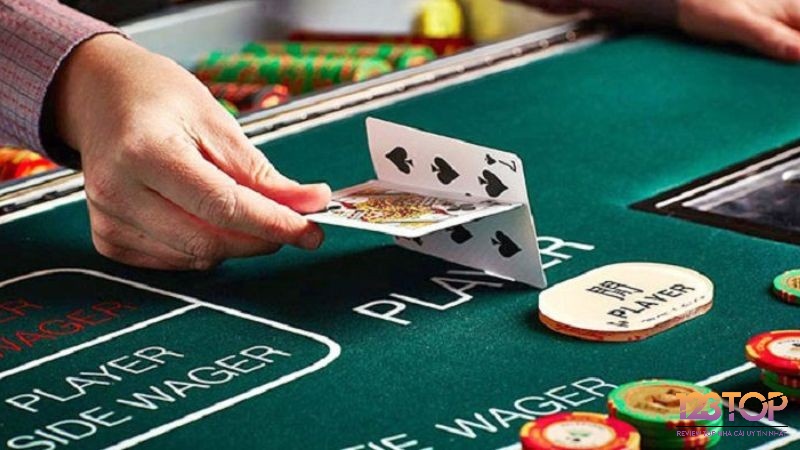 Trong baccarat chuẩn việc rút bài hay không phải theo quy luật rõ ràng