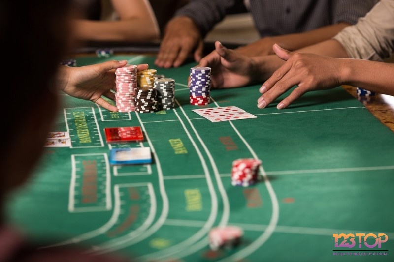 Theo luật rút bài baccarat chuẩn thì mỗi người chơi sẽ có tối đa 3 lá bài