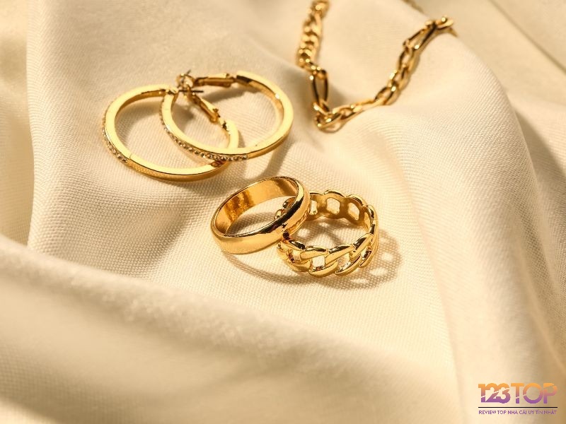 Mơ thấy tặng nhẫn vàng cho người khác thể hiện cho sự quan tâm của bạn đến những người xung quanh mình