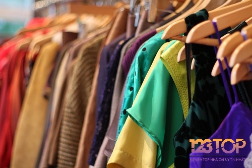 Ngủ mơ thấy quần áo cũ thường liên quan đến những suy nghĩ trong quá khứ