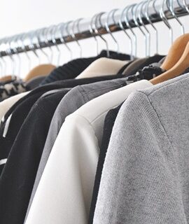 Mơ thấy quần áo đánh con gì? Luận giải chi tiết điềm báo