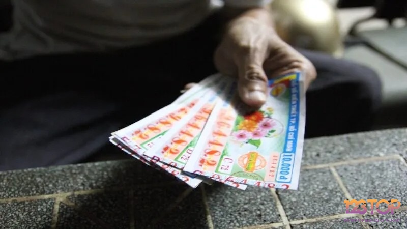 Mơ thấy người thân trúng số thể hiện cho niềm vui và may mắn đến với những người mà bạn quan tâm